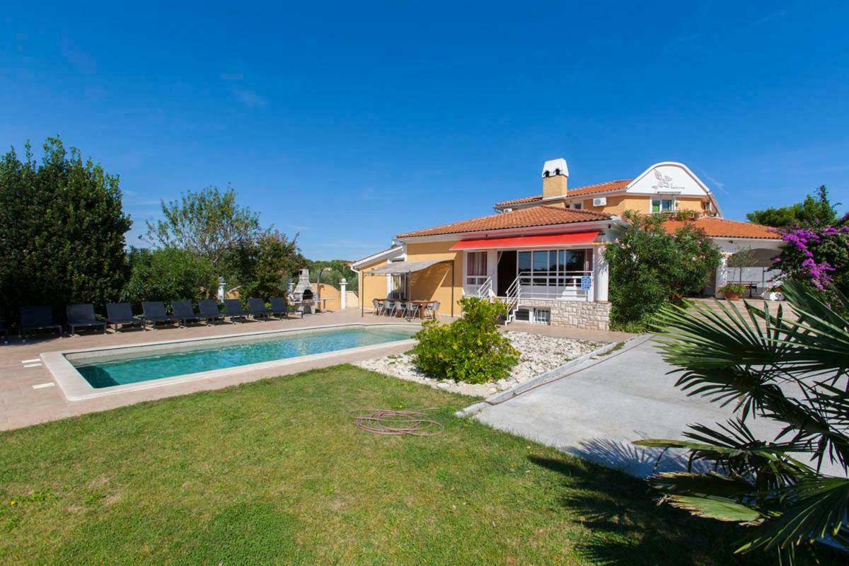 Vedorna - Large Luxury House With Pool, Wellness With Jacuzzi & Sauna, Game Room, Children's Playground & Bbq, Pomer, Istria Willa